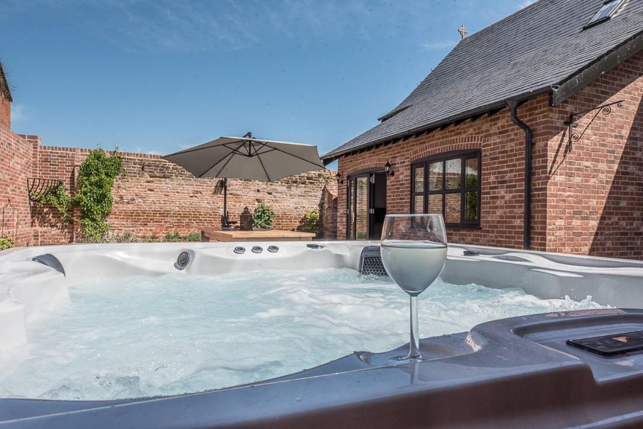 Chapel At Pond Hall Farm, Stunnning With Private Hot Tub, Hadleigh * Ipswich